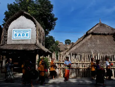 "Welcome to Sasak Village, Sade, Rembitan, Lombok." begitulah tutur para pemuda yang mengenakan pakaian adat berada di depan gerbang rumah adat Sasak di tepian jalan di Lombok, NTB. (Liputan6.com/Angga Yuniar)