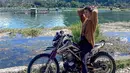 Tak hanya melakukan hiking, rupanya Baby Jovanca juga gemar touring dengan motor trailnya. Penammpilan kasual Baby Jovanca saat menaiki motor trail ini juga mencuri perhatian. (Liputan6.com/IG/@babyjvnc)
