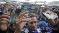 Antrean penonton pendukung Persib Bandung di Stadion SI Jalak Harupat jelang laga semifinal leg kedua Piala Presiden 2017 antara Persib Bandung vs Pusamania Borneo FC, Minggu (5/3/2017).  (Bola.com/Peksi Cahyo)