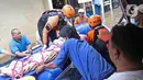 Relawan dan keluarga menaikkan jenazah warga lansia ke atas perahu karet saat banjir di Cipinang Melayu, Jakarta Timur, Jumat (19/2/2021). Seorang nenek (80) meninggal di kediamannya, di lokasi banjir, di RW 04, kawasan tersebut karena sakit dan sudah lanjut usia. (Liputan6.com/Herman Zakharia)