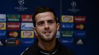 Gelandang AS Roma, Miralem Pjanic, sudah memprediksi laga sulit kontra Barcelona, Rabu (25/11/2015) dini hari WIB. Pjanic meminta Roma bermain seperti ketika menahan imbang Barcelona di pertadingan sebelumnya. (AFP/JOSEP LAGO)