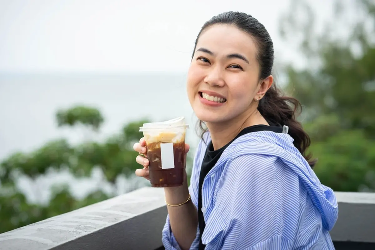 bahagia santai cantik minum kopi
