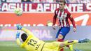 Striker Atletico Madrid, Antoine Griezmann, mencetak gol ke gawang Real Betis dalam laga La Liga di Stadion Vicente Calderon, Madrid, (2/4/2016). (AFP/Curto De La Torre)