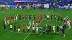 Para pemain dan anggota tim Turki merayakan kemenangan laga babak 16 besar Euro 2024 melawan Austria di Red Bull Arena, Leipzig, pada 2 Juli 2024 atau Rabu 3 Juli 2024 dini hari. (JOHN MACDOUGALL/AFP)