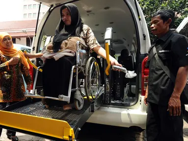 Menteri Sosial, Khofifah Indar Parawansa (berkerudung) melihat fasilitas mobil akses bagi penyandang disabiltas di Jakarta, Senin (28/12/2015). Mensos meresmikan sejumlah fasilitas penunjang bagi penyandang disabilitas. (Liputan6.com/Helmi Fithriansyah)