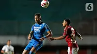 Pemain Bali United, Haudi Abdillah (kanan), berebut bola dengan pemain Persib Bandung, Wander Luiz Queiroz Dias, dalam pertandingan Babak Penyisihan Piala Menpora 2021 di Stadion Maguwoharjo, Sleman. Rabu (24/3/2021). (Bola.com/Arief Bagus)