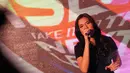 Raisa Andriana saat tampil memeriahkan malam peresmian gelaran Indonesia Super League 2015 di Lounge VVIP Barat Stadion GBK Jakarta, Sabtu (14/2/2015). Tujuh lagu didendangkan Raisa di malam peresmian gelaran ISL 2015. (Liputan6.com/Helmi Fithriansyah)