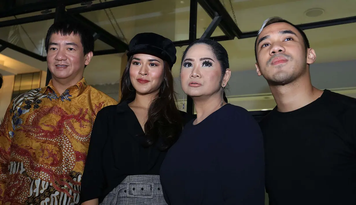 Kedua penyanyi papan atas Indonesia, Vina Panduwinata dan Raisa Andriana akan kembali tampil dalam satu panggung. Kedua penyanyi solo wanita itu akan tampil saat malam pergantian tahun, 31 Desember 2017 di Yogyakarta. (Deki Prayoga/Bintang.com)