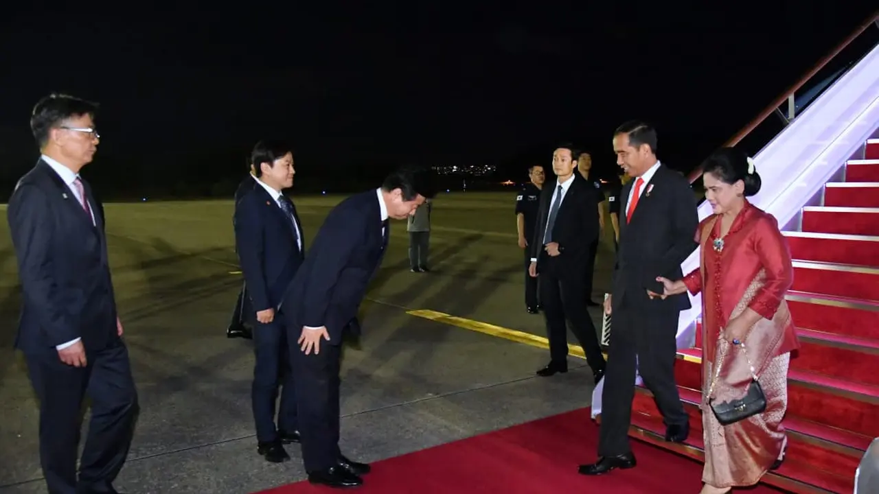 Presiden Jokowi dan Ibu Negara Iriana tiba di Korea Selatan. (Foto: Biro Pers Setpres)