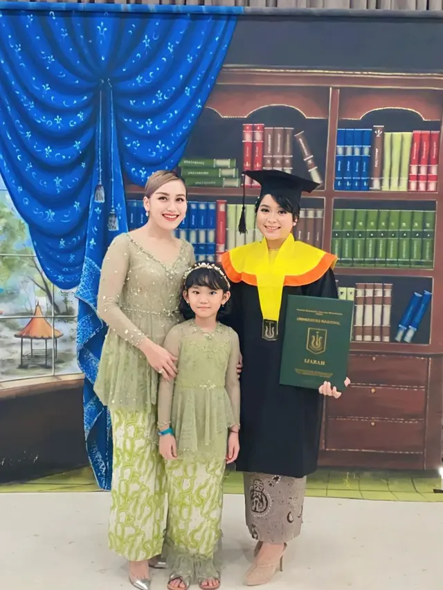 Wisuda Syifa Adik Ayu Ting Ting (Foto: Instagram/@ayutingting92)