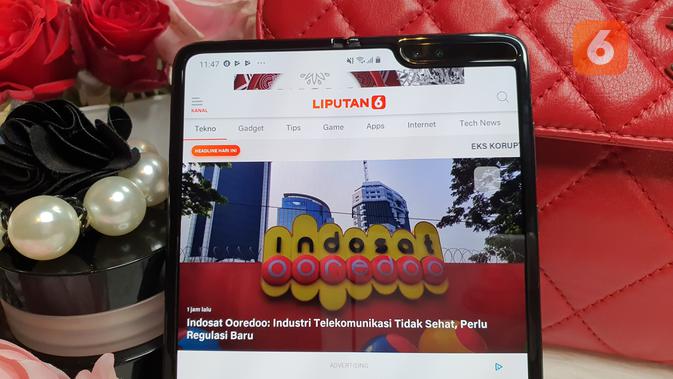 Galaxy Fold saat dibuka, terlihat pada bagian tengah terdapat bekas lipatan. (Liputan6.com/ Agustin Setyo W)