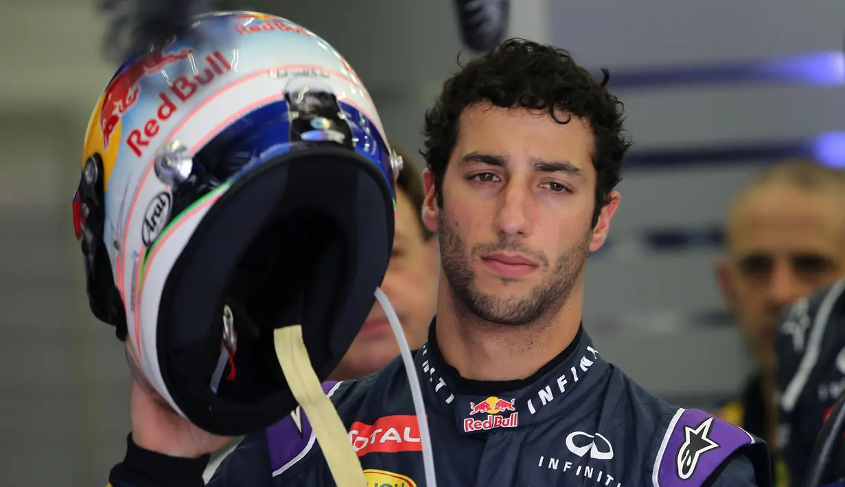 Daniel Ricciardo sedang mempersiapkan diri jelang latihan bebas pertama di Sirkuit Internasional Bahrain, Jumat (17/4/2015). (AP Photo/Kamran Jebreili)
