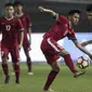 Striker Timnas Indonesia U-19, Hanis Saghara, berusaha melewati pemain Kamboja U-19 pada laga persahabatan di Stadion Patriot, Bekasi, Rabu (4/10/2017). Indonesia menang 2-0 atas Kamboja. (Bola.com/Vitalis Yogi Trisna)