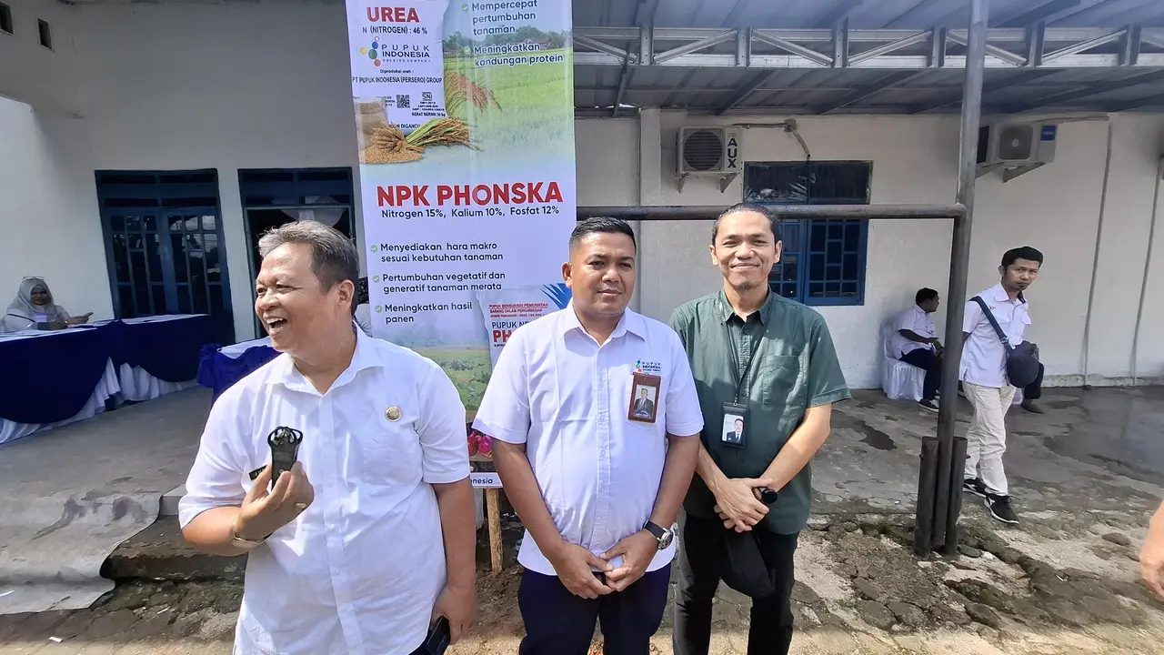 Senior Manager Regional 1B PT Pupuk Indonesia, Ikdul Jumai (tengah). Foto : (Liputan6.com/Ardi).