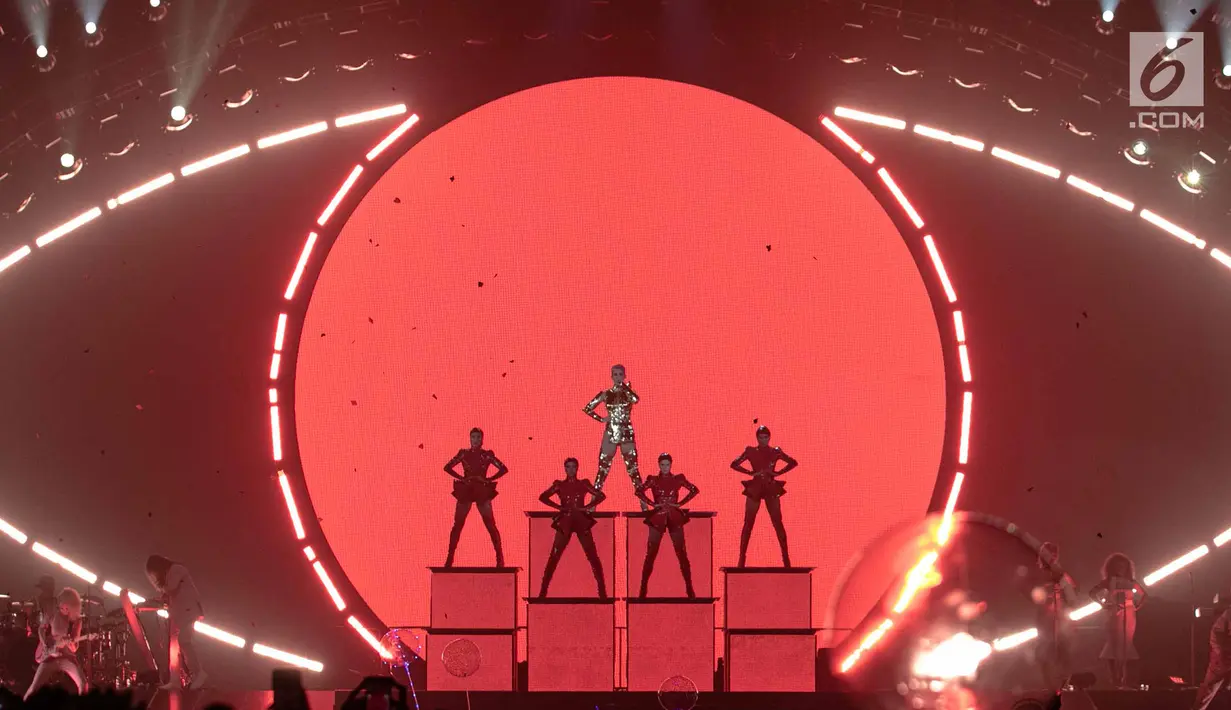 Penyanyi Katy Perry saat membawakan lagu pada konsernya bertajuk Witness: The Tour di ICE BSD, Tangerang Selatan, Sabtu (14/4). Konser Witness merupakan konser ketiga Katy Perry di Indonesia. (Liputan6.com/Faizal Fanani)