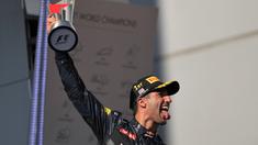 Pebalap Red Bull Racing, Daniel Ricciardo, menjadi pemenang balapan F1 GP Malaysia di Sirkuit Sepang, Minggu (2/10/2016). Kemenangan ini tak lepas dari nasib apes yang dialami pebalap Mercedes GP, Lewis Hamilton. (AFP/Mohd Rasfan)