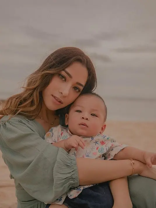 <p>Pasalnya Nikita kerap memberi makan buah hatinya dengan makan padat. Hal tersebut tak ayal membuat kaget ibu dan mertuanya. [Foto: instagram.com/nikitawillyofficial94]</p>