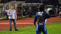 Pelatih Persib, Dejan Antonic (berkemeja) memberikan arahan pada jeda minum saat laga melawan Mitra Kukar di Turnamen Piala Bhayangkara di Stadion Si Jalak Harupat, Bandung, Kamis  (17/3/2016). Laga berakhir imbang 1-1. (Liputan6.com/Helmi Fithriansyah)