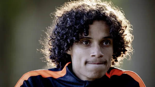 Gelandang Feyenoord, Gjivai Zechiel