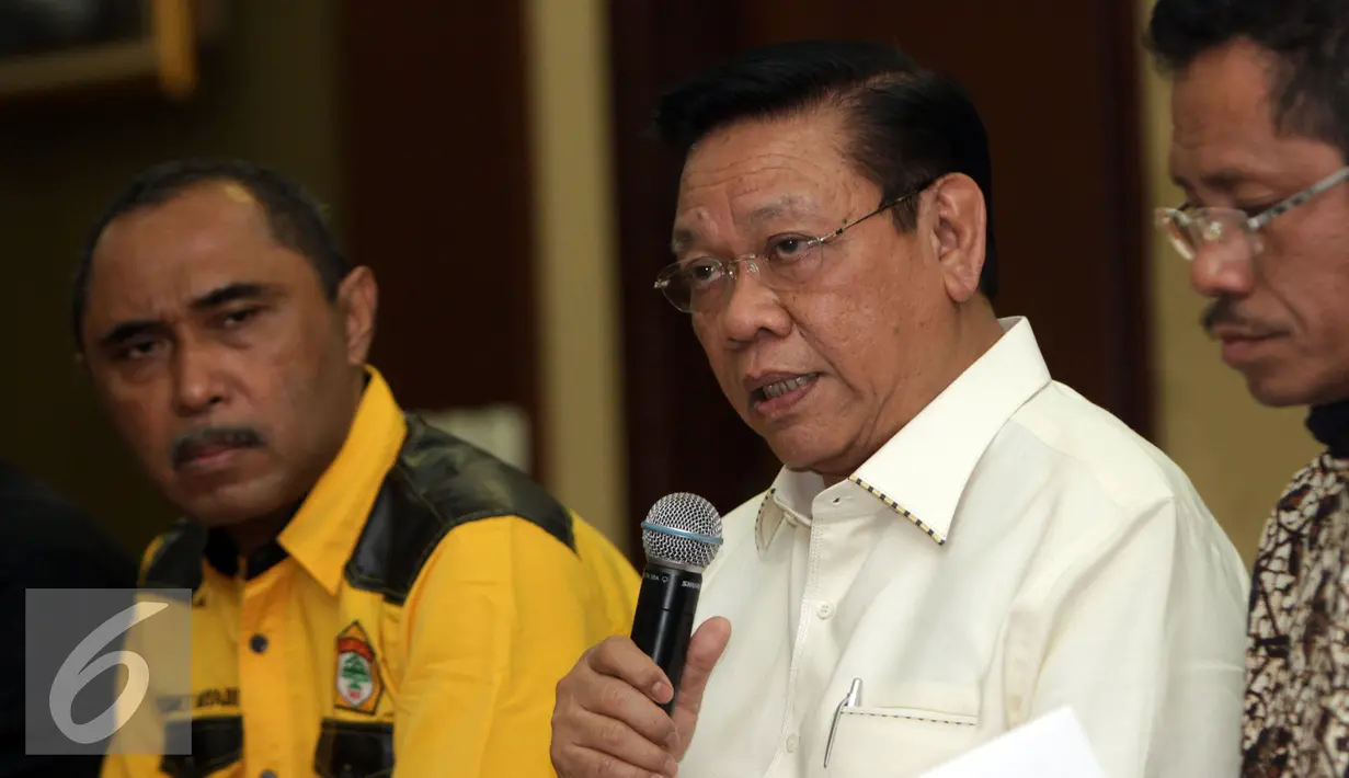 Agung Laksono memberikan keterangan kepada wartawan menanggapi SK Menteri Hukum dan HAM (Menkumham) Yasonna Laoly yang mencabut SK Kepengurusan Golkar hasil Munas Ancol, Jakarta, Kamis (31/12). (Liputan6.com/Yoppy Renato)