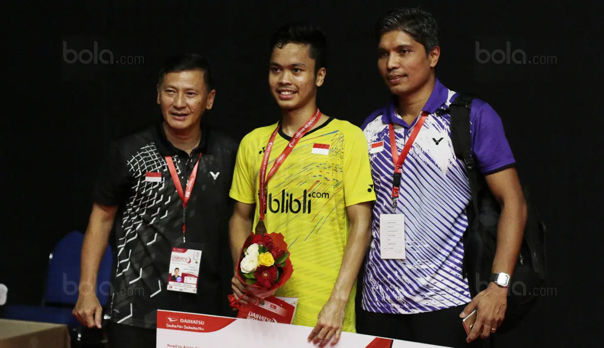 Tunggal putra Indonesia, Anthony Ginting, foto bersama pelatih usai menjuarai Indonesia Masters 2018 di Istora Senayan, Minggu (28/1/2018). Anthony Ginting menang 21-13 dan 21-12. (Bola.com/M Iqbal Ichsan)