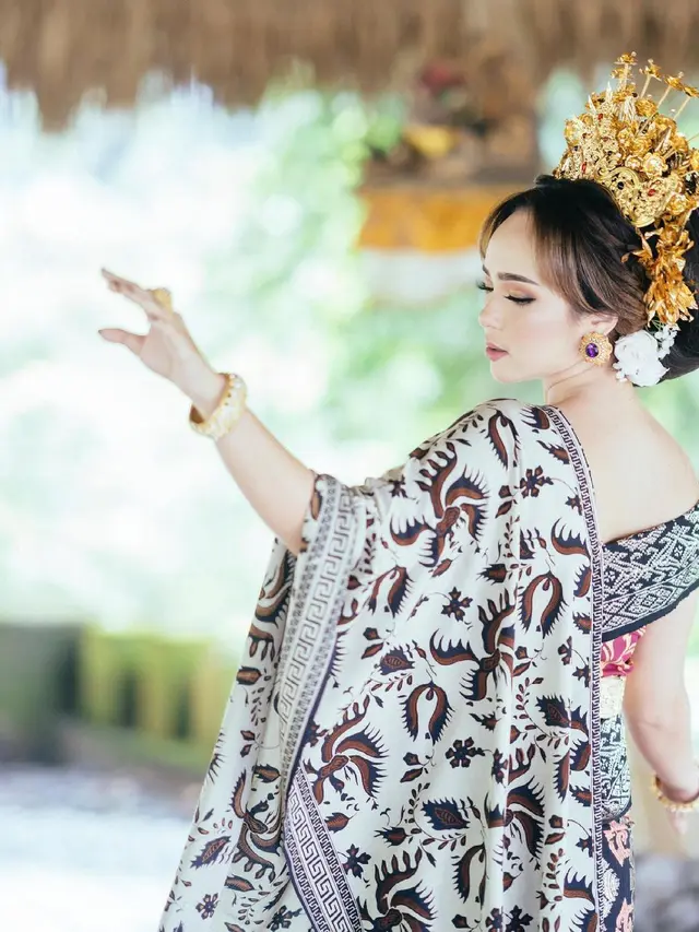Pesona Pamela Bowie Dalam Balutan Baju Adat Bali, Tampil Menawan. (Sumber: Instagram/gerobakphotography)