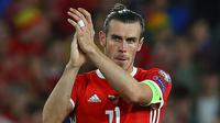 Gelandang Wales, Gareth Bale, menyapa suporter usai mengalahkan Azerbaijan pada laga Kualifikasi Piala Eropa 2020 di Cardiff City Stadium, Cardiff, Jumat (6/9). Wales menang 2-1 atas Azerbaijan. (AFP/Geoff Caddick)