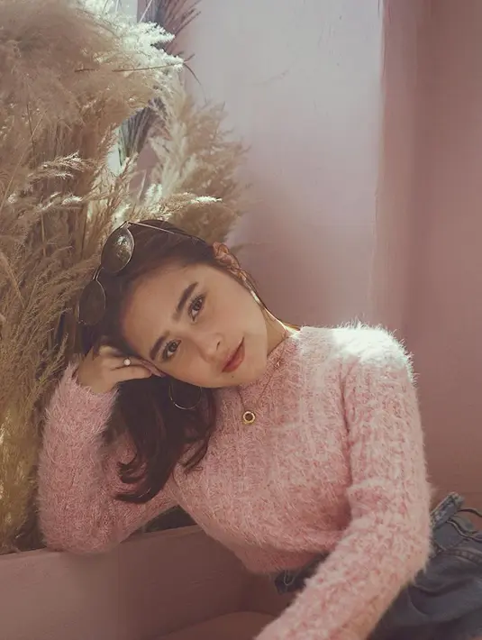 “Pasti selalu ada kerja tapi karena keadaan seperti ini, semua pekerjaan seperti shooting, Launching buku, persiapan next project harus diundur demi kepentingan bersama,” jelas Prilly. (Instagram/prillylatuconsina96)