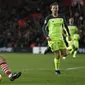 Pemain Southampton, Cedric Soares (kiri) diisukan akan memperkuat Chelsea. Jika transfer tersebut terjadi The Blues akan merogoh kocek kurang lebih sebesar 20 juta pound. (AFP/Adrian Dennis)