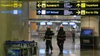Petugas berada di bandara internasional Changi usai terjadi kebakaran kecil di salah satu terminal, Singapura, Selasa (16/5). Polisi mengatakan, alarm kebakaran terdengar pada pukul 17.40 saat asap muncul dari lubang-lubang ventilasi. (AFP/ TOH TING WEI)