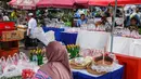 Ramainya pedagang bunga tabur dadakan dikarenakan ramainya warga yang melakukan aktivitas tradisi ziarah kubur jelang memasuki bulan suci Ramadan. (Liputan6.com/Angga Yuniar)