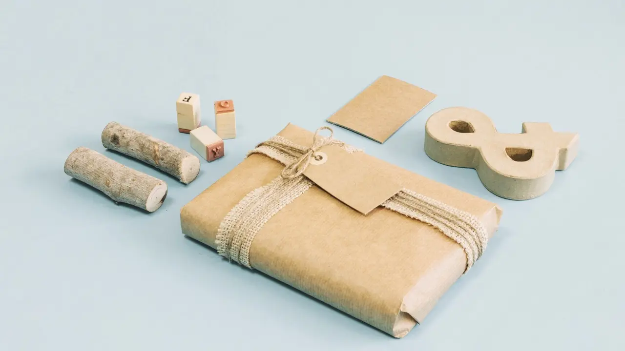 Kemasan ramah lingkungan juga sering terbuat dari bahan daur ulang atau material yang mudah terurai.