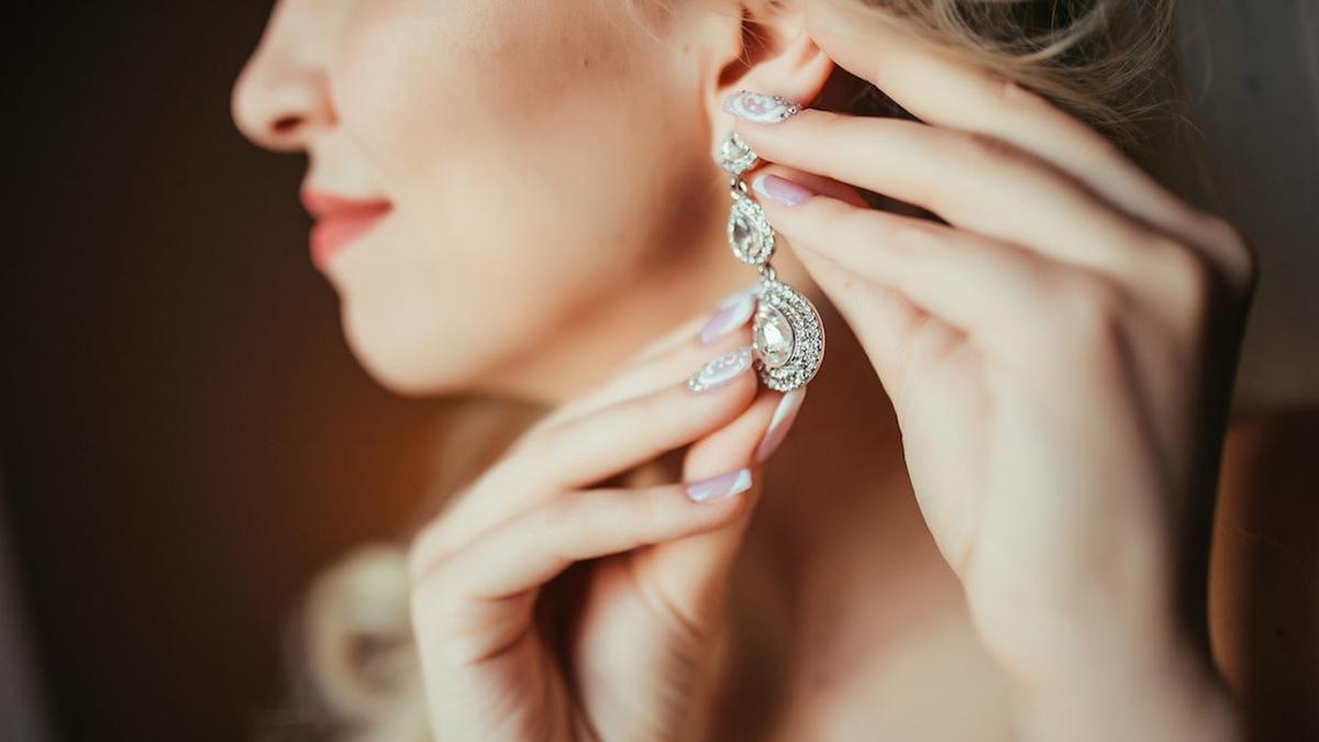 10 Anting Model Dewasa Terbaru 2025, Elegan &amp; Nyaman Dipakai Seharian