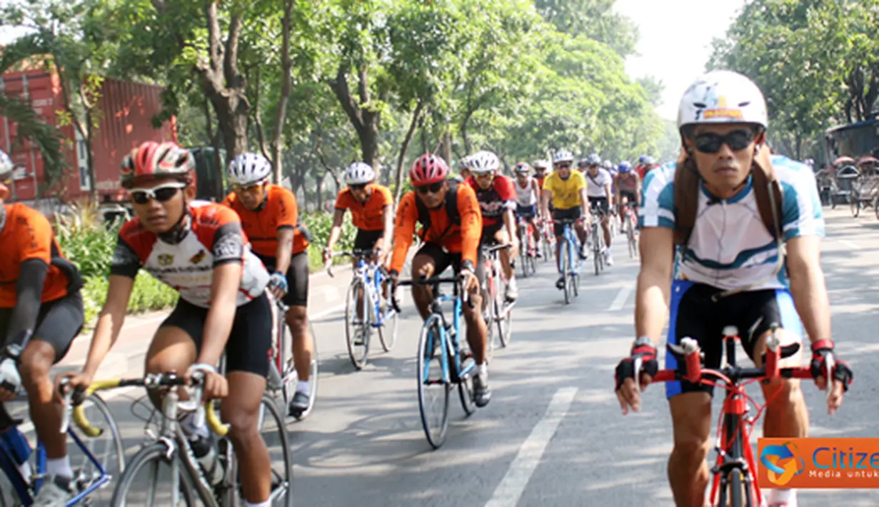 Citizen6, Surabaya: Sebanyak 97 atlet peserta lomba Triatlon antara Komando Utama TNI AL dalam rangka Hardikal ke-66 tahun 2012 yang akan digelar besok, mencoba ooute renang, sepeda dan lari pada, Sabtu (12/5). (Pengirim: Penkobangdikal)