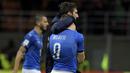Striker Italia, Andrea Belotti, tampak sedih usai gagal membawa Italia lolos ke Piala Dunia 2018 setelah disingkirkan Swedia di Stadion Giuseppe Meazza, Senin (13/11/2017). Italia bermain imbang 0-0 dengan Swedia. (AFP/Miguel Medina)