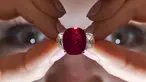 Batu berjenis rubi ini dibanderol dengan harga Rp 397 miliar di Rumah Lelang Sotheby's di Jenewa, Swiss. Batu yang satu ini dapat dikatakan langka karena berkadar 25,59 karat.