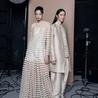 Koleksi ini menampilkan eksplorasi aksen yang kaya akan tingkat pengerjaan yang rumit. Terkemas secara halusdan menjadi daya pikat tersendiri yang memukau mata. / Foto dok: SAPTO DJOJOKARTIKO.