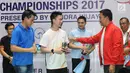 Kevin Sanjaya (tengah) menerima penghargaan atlet berprestasi versi CWIBC di Candra Wijaya Internasional Badminton Centre, Tangerang, Banten, Selasa (19/12). Acara itu membuka Kejuaraan Bulutangkis Nomor Ganda 2017. (Liputan6.com/Helmi Fithriansyah)