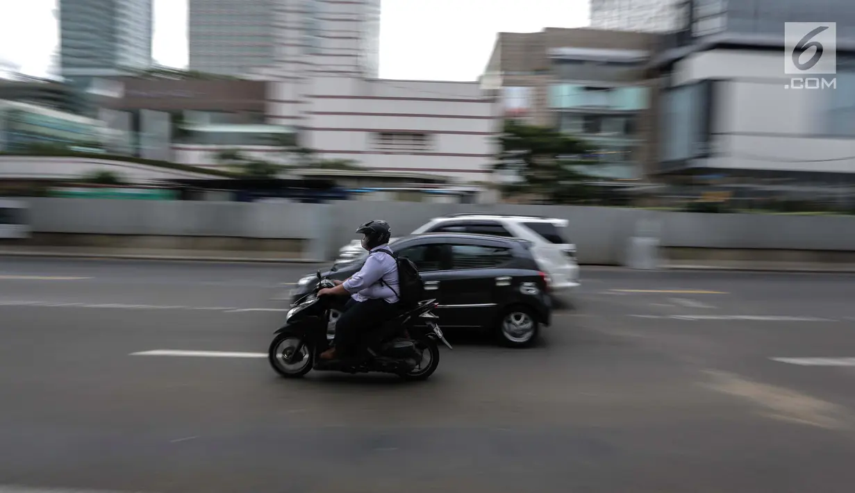 Pengendara sepeda motor melintasi Jalan MH Thamrin, Jakarta, Kamis (11/1). Pemprov DKI Jakarta tengah mengkaji kebijakan ganjil-genap untuk kendaraan roda dua melintasi Jalan MH Thamrin. (Liputan6.com/Faizal Fanani)