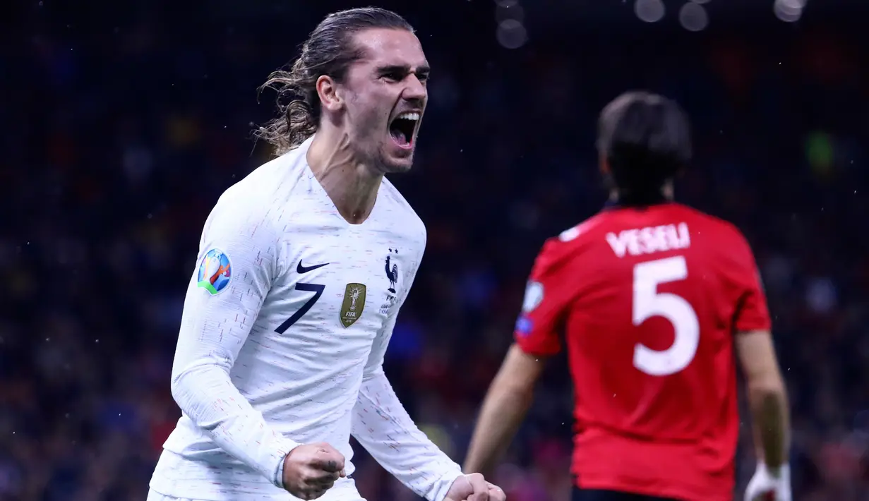Striker Timnas Prancis, Antoine Griezmann berselebrasi setelah mencetak gol ke gawang Timnas Albania pada kualifikasi Grup H Piala Eropa 2020 di Arena Kombetare, Minggu (17/11/2019). Griezmann mencetak satu gol saat Les Bleus menaklukkan Albania 2-0. (AP/Hektor Pustina)