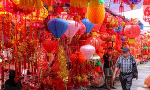 Berbagai toko menawarkan aneka pernak-pernik khas Imlek seperti lampion, gantungan, kaus, hingga patung kucing keberuntungan. (Magang/Liputan6.com/Muhammad Rizal)