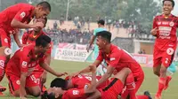 Pemain Semen padang FC berselebrasi setelah gol kedua yang diciptakan Manda Cingi ke gawang Persik Kendal pada lanjutan Liga 2 2018, Selasa (3/7/2018). (Bola.com/Arya Sikumbang)