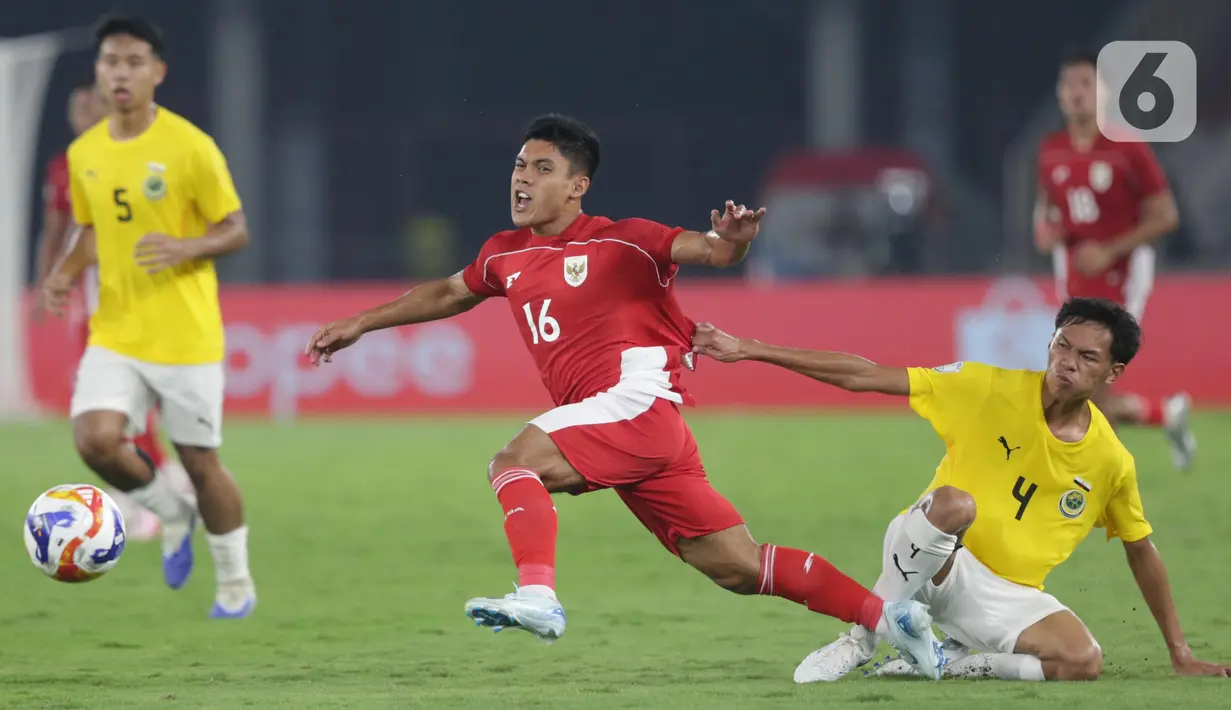 Intensitas serangan Indonesia pada babak kedua sedikit menurun, namun Garuda Muda tetap mendominasi permainan. (Liputan6.com/Helmi Fithriansyah)