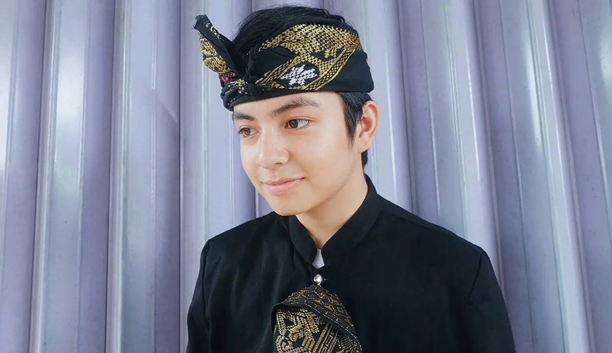 Ia juga pernah memosting fotonya tengah menggunakan baju adat khas suku sasak dari Lombok berwarna hitam. (Sumber: IG/@anggayunandareal16)