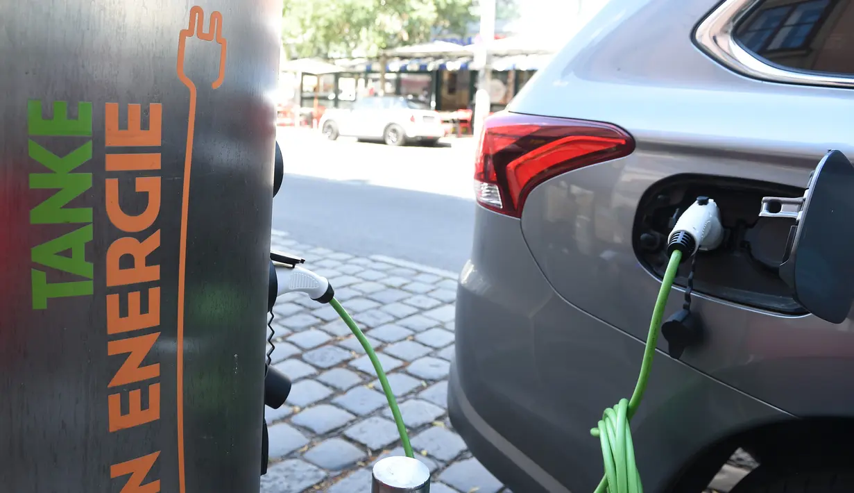 Mobil listrik sedang diisi daya di sebuah stasiun pengisian daya umum di Wina, Austria (14/7/2020). Menurut Asosiasi Federal Austria untuk Mobilitas Listrik, 4.805 mobil bertenaga listrik penuh telah didaftarkan di Austria hingga akhir Juni tahun ini, atau 4,3 persen dari seluruh pendaftaran mobil b