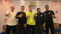 Dhika Bayangkara resmi diperkenalkan sebagai kekuatan baru Persib Bandung di cafe 1933 Dapur dan Kopi, Jalan Sulanjana, Bandung, Selasa (27/8/2019). (Bola.com/Erwin Snaz)