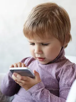 Sahabat Fimela, membiasakan anak terlalu lama menatap layar bisa mengganggu tumbuh kembang mereka. Yuk, kenali dampaknya dan mulai atur screen time sejak dini! (Foto dok: Freepik/shurkin_son).