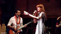 Florence Welch Mabuk Sambil Bawakan Lagu Daft Punk di Panggung