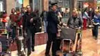 Bandara Internasional Oliver Tambo di Johannesburg menjadi bandara tersibuk di Afrika Selatan. Setiap harinya melayani jutaan penumpang, termasuk para suporter tim yang berlaga di Piala Dunia 2010. 