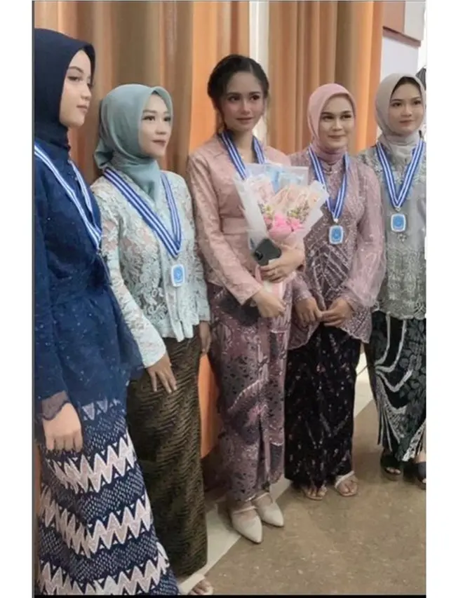 6 Momen Sus Rini Hadiri Wisuda Sekolah Anaknya, Paras Sang Putri Curi Perhatian